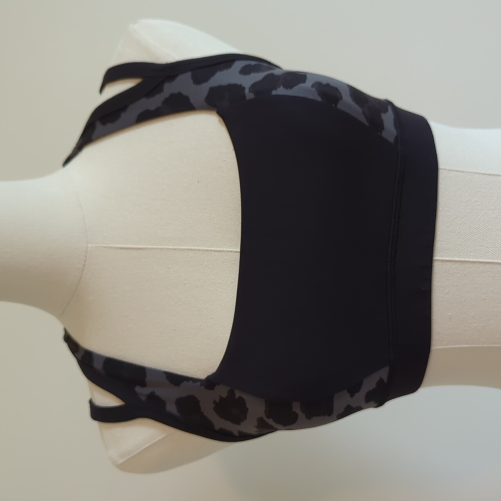 Lululemon size 6 black sports bra with cheetah print along sides & back